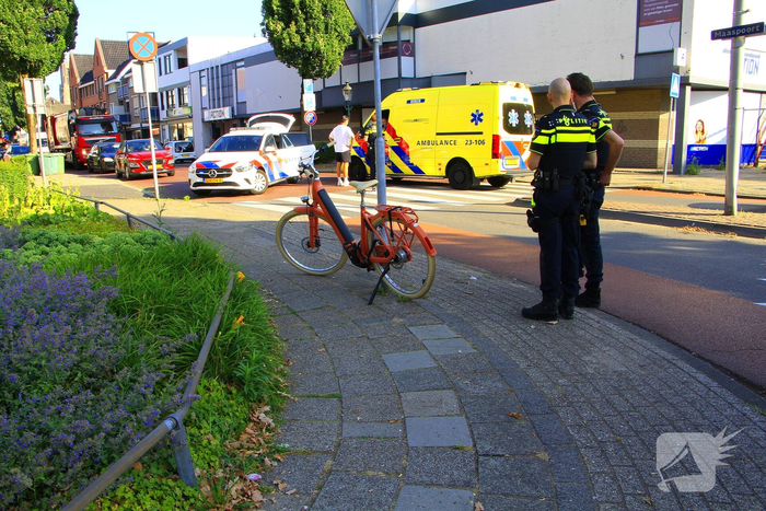 Meisje aangereden door vrachtwagen op rotonde