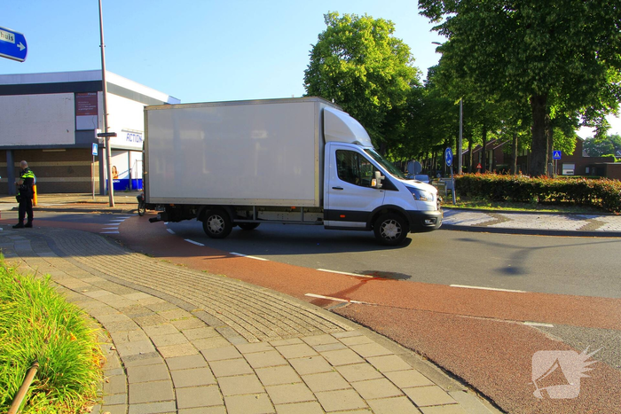 Meisje aangereden door vrachtwagen op rotonde