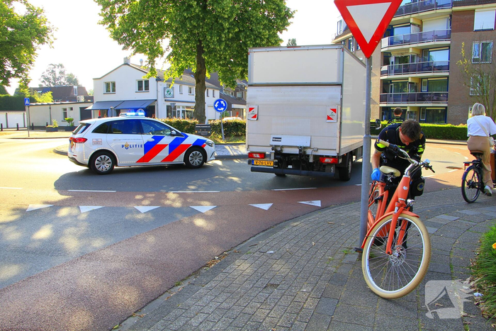 Meisje aangereden door vrachtwagen op rotonde