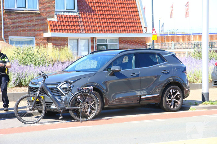Fietser gewond bij botsing met personenauto