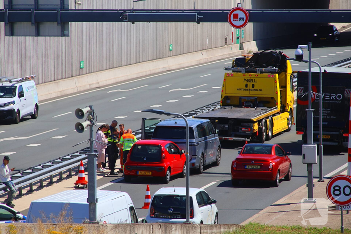 Kop-staartbotsing bij tunnel leidt tot afsluiting van rijstrook