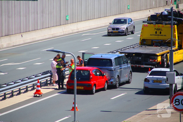 Kop-staartbotsing bij tunnel leidt tot afsluiting van rijstrook