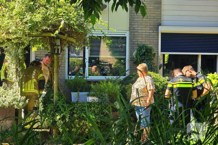 Brandweer blust wasmachinebrand