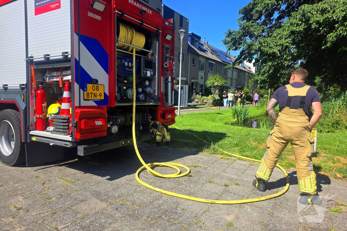 Brandweer blust wasmachinebrand