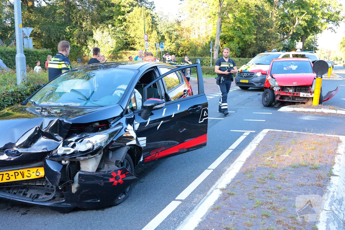 Botsing tussen twee voertuigen op een kruising
