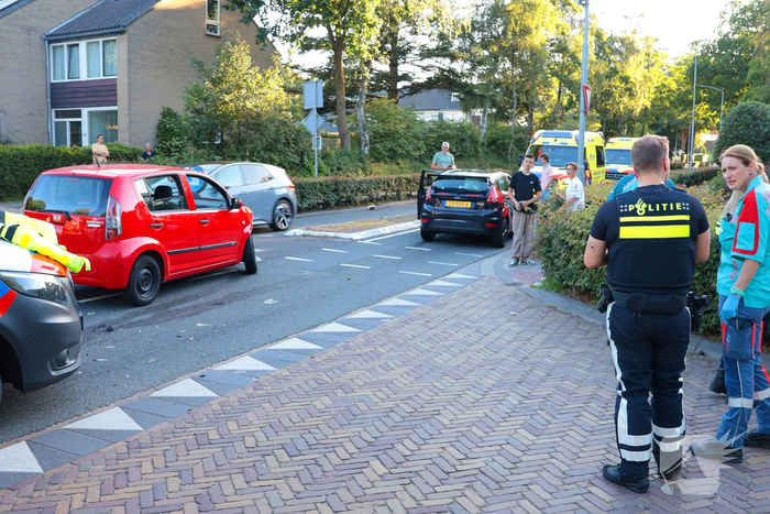 Botsing tussen twee voertuigen op een kruising