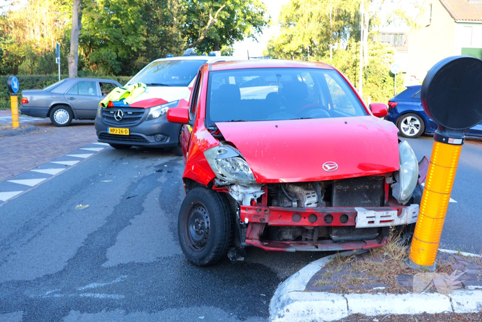 Botsing tussen twee voertuigen op een kruising