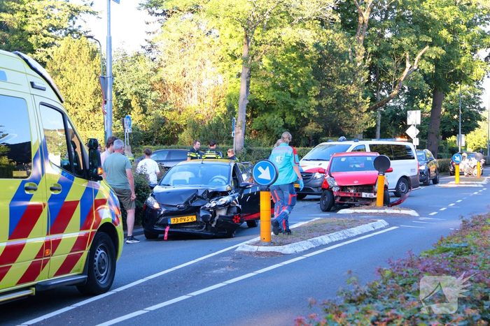 Botsing tussen twee voertuigen op een kruising