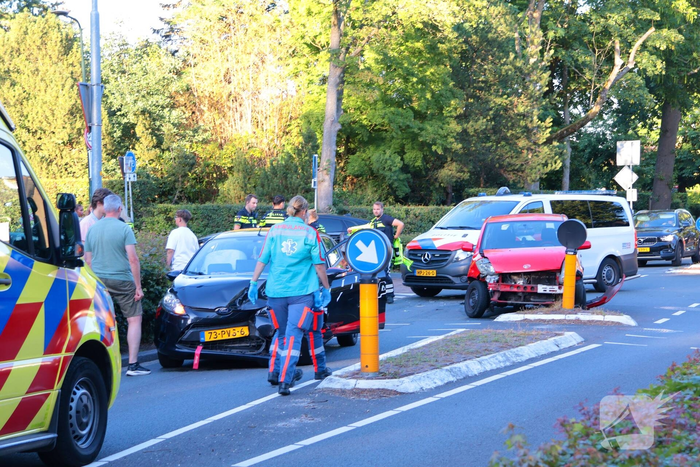 Botsing tussen twee voertuigen op een kruising