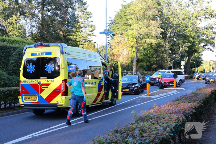 Botsing tussen twee voertuigen op een kruising