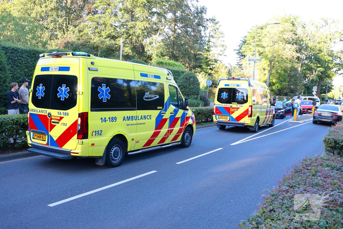 Botsing tussen twee voertuigen op een kruising