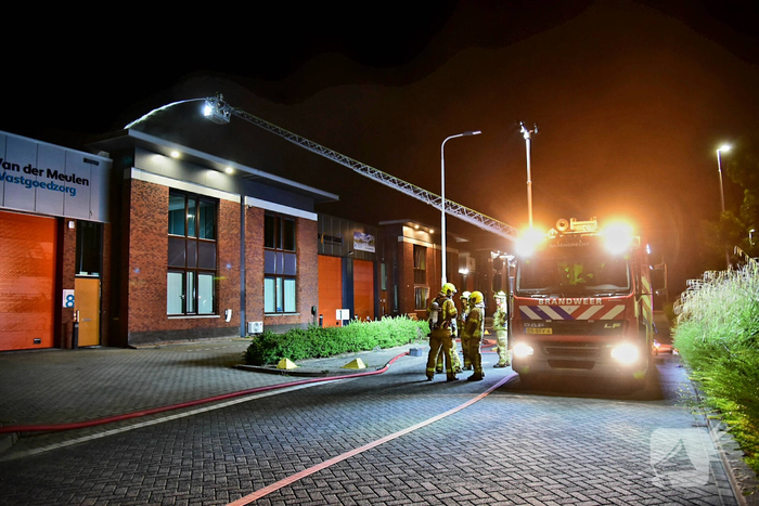 Zeer grote brand in bedrijfspand