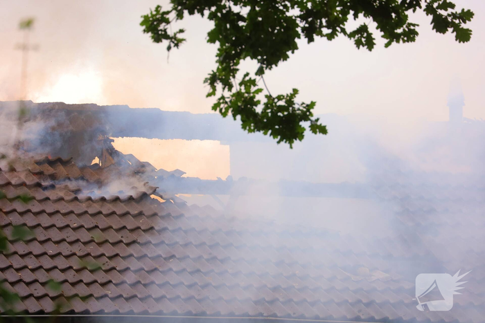 Explosie verwoest gevel en dak van woning