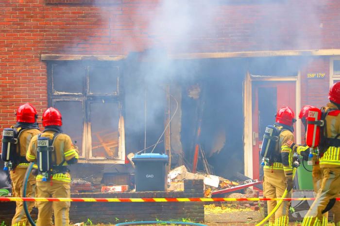 Explosie verwoest gevel en dak van woning