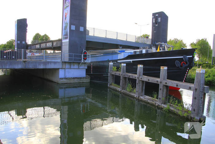 Schip komt vast te zitten onder brug
