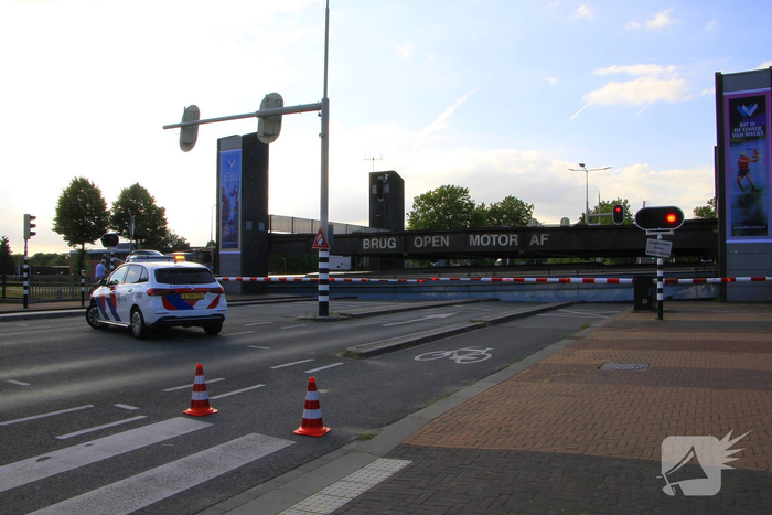 Schip komt vast te zitten onder brug