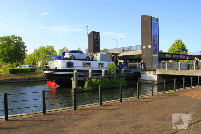 Schip komt vast te zitten onder brug