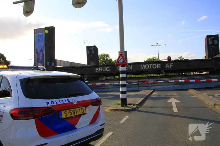 Schip komt vast te zitten onder brug