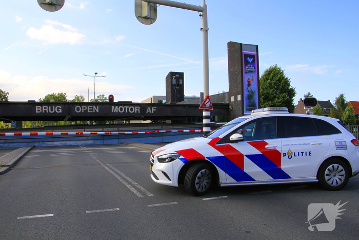 Schip komt vast te zitten onder brug