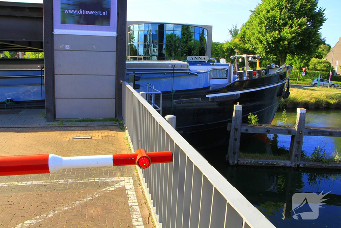 Schip komt vast te zitten onder brug