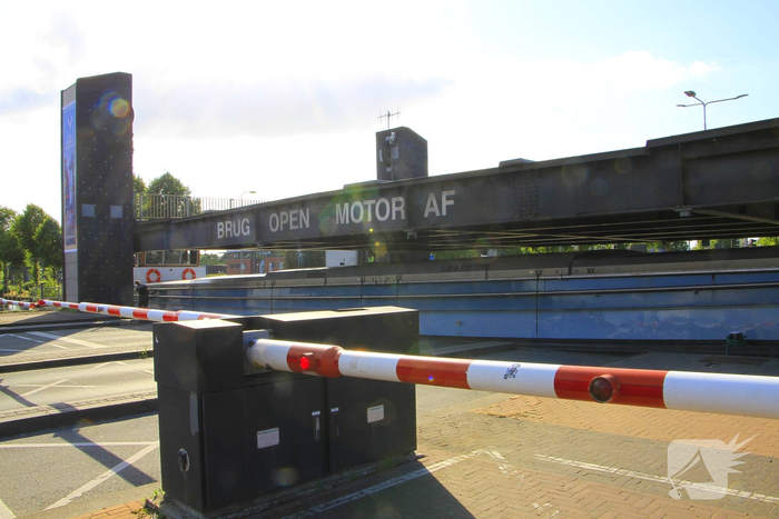 Schip komt vast te zitten onder brug