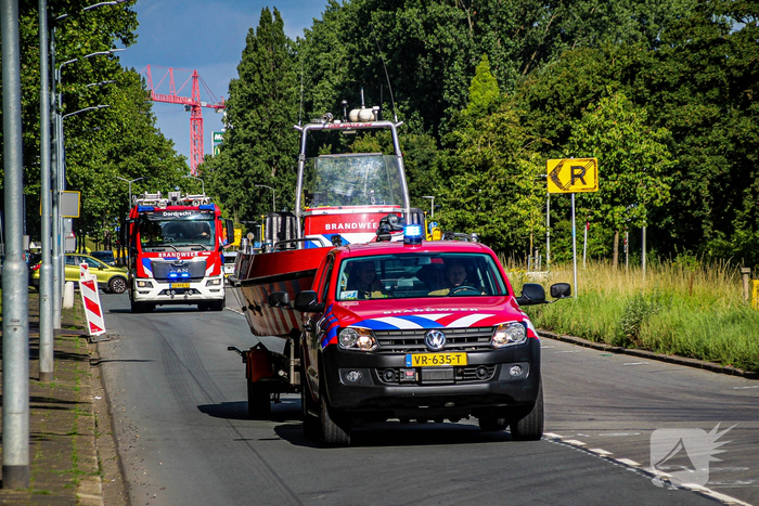 Brand in binnenvaartschip leidt tot rookontwikkeling