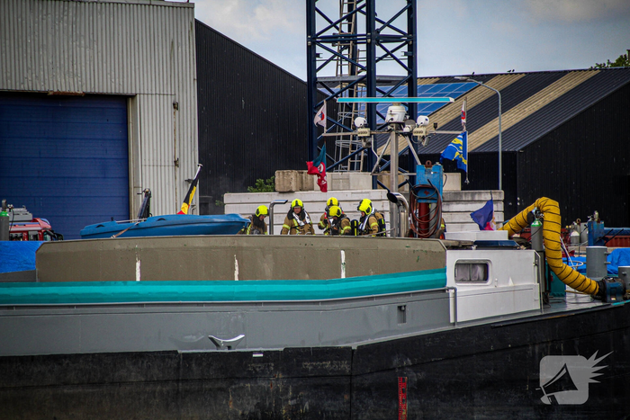 Brand in binnenvaartschip leidt tot rookontwikkeling