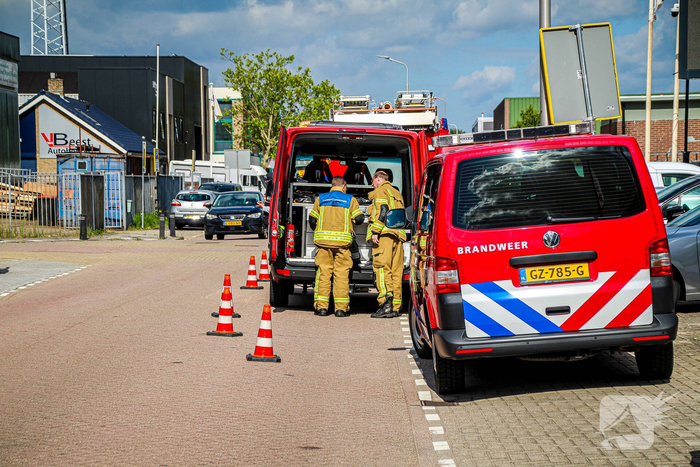 Brandweer onderzoekt chemische lucht in bedrijfspand