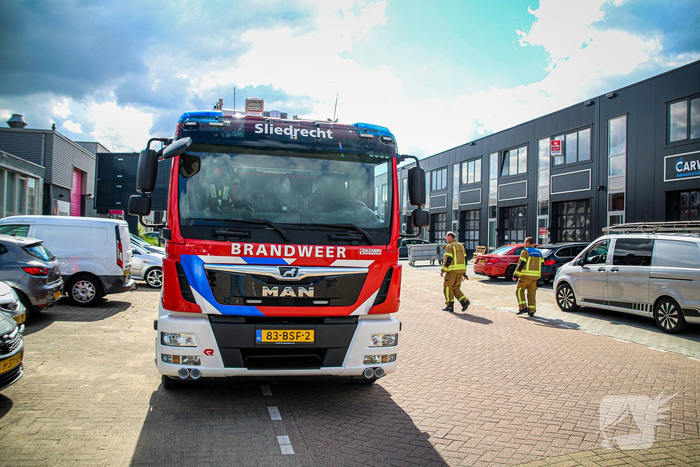 Brandweer onderzoekt chemische lucht in bedrijfspand
