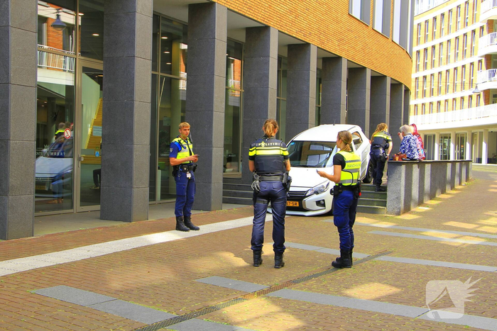 Oudere vrouw rijdt auto van trap af