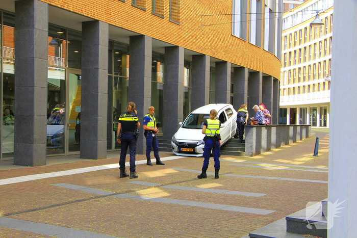 Oudere vrouw rijdt auto van trap af