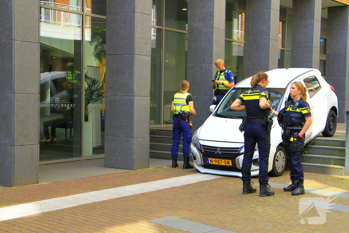Oudere vrouw rijdt auto van trap af