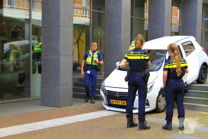 Oudere vrouw rijdt auto van trap af