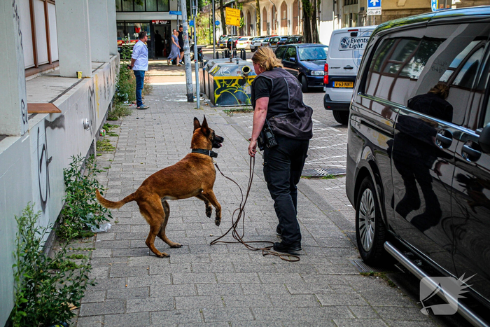 Politie vind mes na steekpartij, slachtoffer naar het ziekenhuis