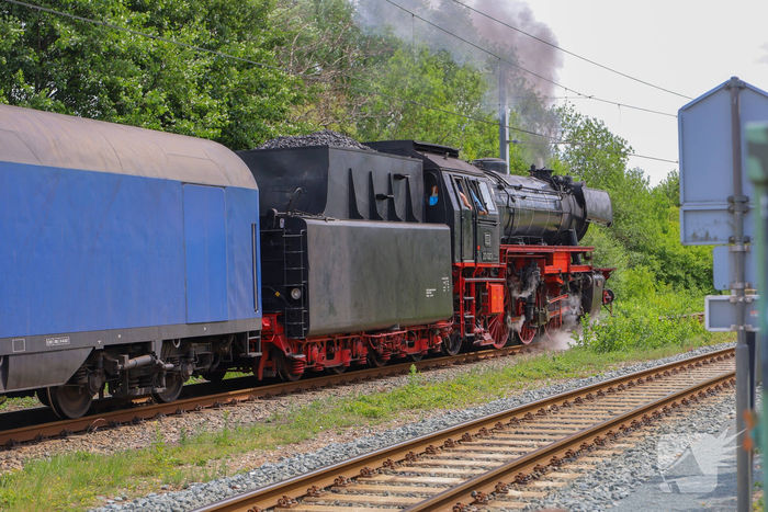 Bijzondere stoomtrein rijdt door havengebied