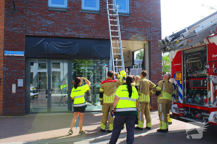 Brandweer redt vogel uit benarde positie