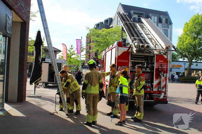 Brandweer redt vogel uit benarde positie