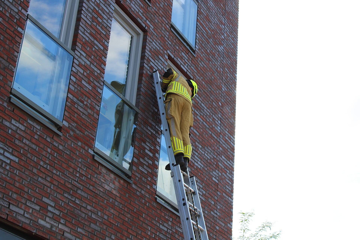 Brandweer redt vogel uit benarde positie