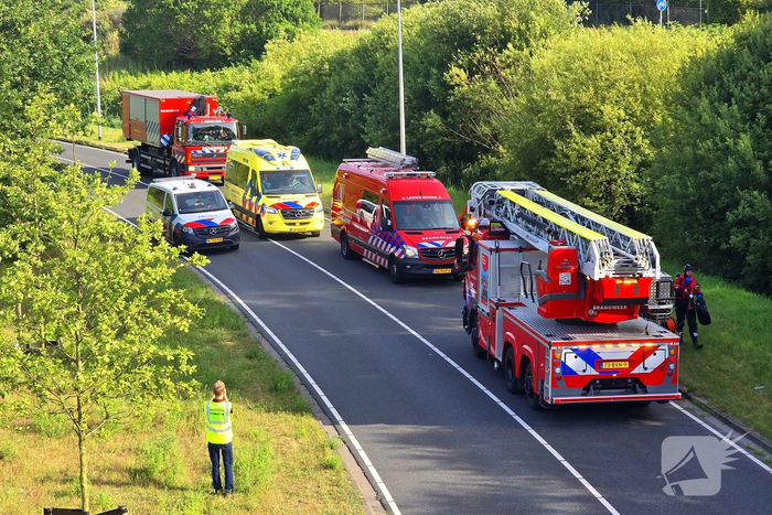 Automobiliste belandt op zijkant in sloot