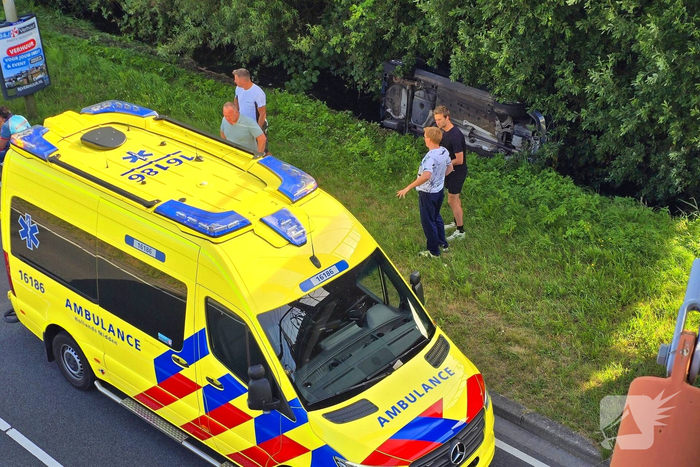 Automobiliste belandt op zijkant in sloot