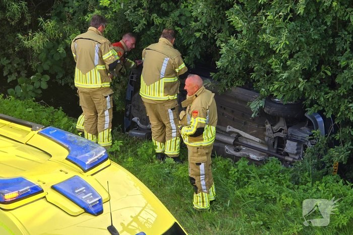 Automobiliste belandt op zijkant in sloot