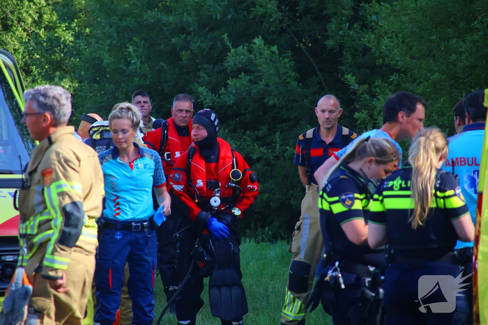 Automobiliste belandt op zijkant in sloot