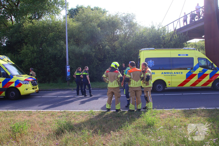 Automobiliste belandt op zijkant in sloot