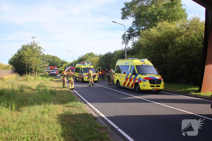 Automobiliste belandt op zijkant in sloot