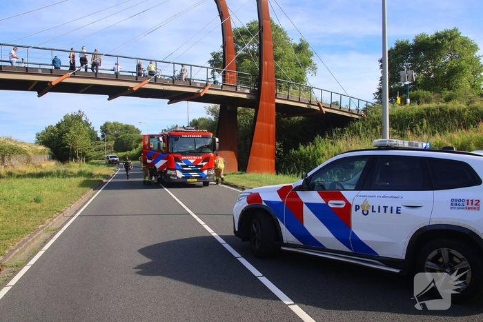 Automobiliste belandt op zijkant in sloot