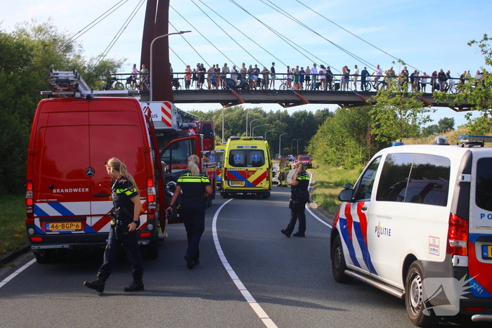 Automobiliste belandt op zijkant in sloot