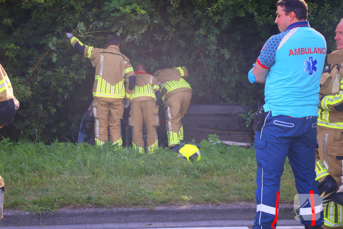 Automobiliste belandt op zijkant in sloot