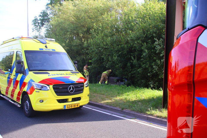 Automobiliste belandt op zijkant in sloot