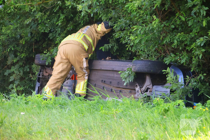 Automobiliste belandt op zijkant in sloot