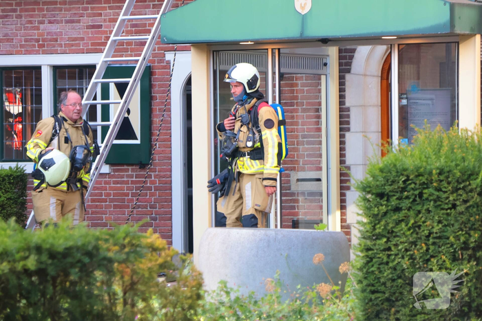 Brand in gemeentehuis vergt grote inzet brandweer